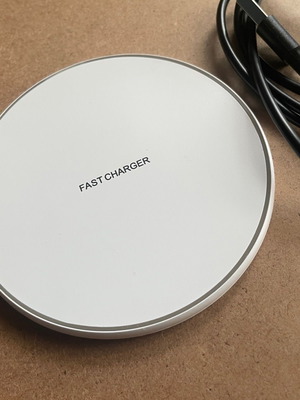 Wireless charging pad like new with USB Type C cable