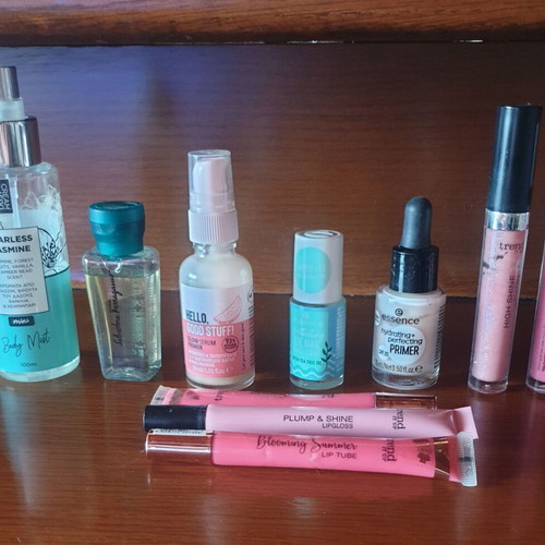 Various cosmetics set used, 10 pieces including essence primer and Salvador Ferragano body mist