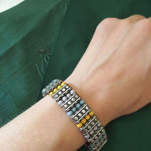 Metal bracelet like new with colored beads elastic