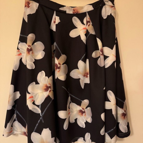 Mo Secrets floral skirt black, like new, size 42