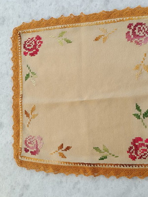 Vintage handmade tablecloth 31×32 cm with embroidery, used