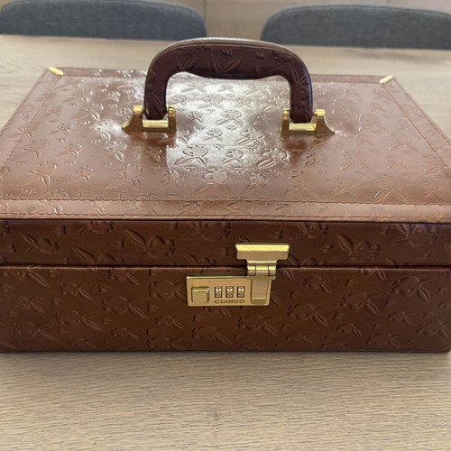 Leather Jewelry Box 100% like new with compartments and mirror