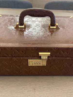 Leather Jewelry Box 100% like new with compartments and mirror