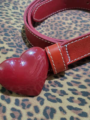 Ζώνη Moschino Jeans μεταχειρισμένη, κόκκινη δερμάτινη με καρδιά 90s
