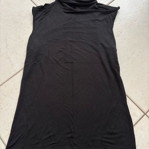 Black sleeveless turtleneck top like new, size M