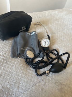Analog arm blood pressure monitor with stethoscope Focal like new
