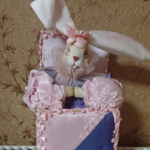 Easter decorative bunny like new that plays music