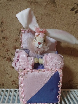 Easter decorative bunny like new that plays music