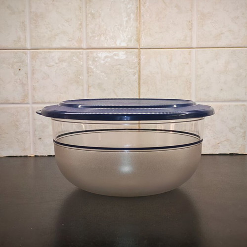 Tupperware mixing bowl 2.1 liters like new, airtight