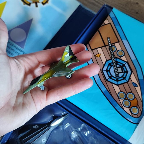 Airplane game with 4 figures and book like new