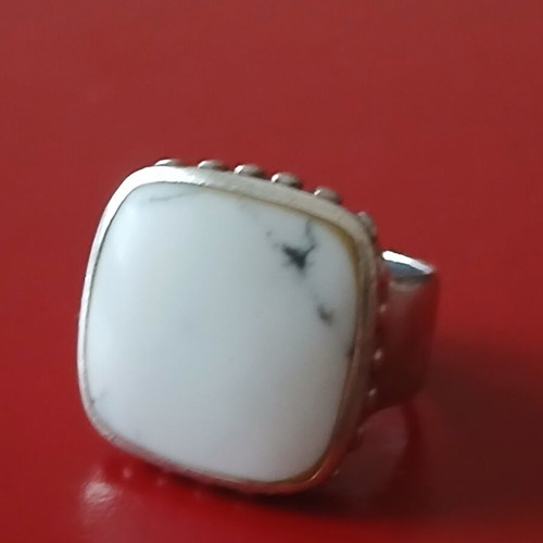 Silver 925 ring with large white agate, Lousir, like new
