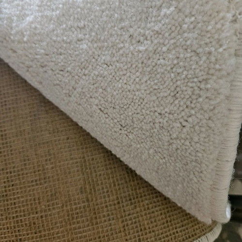 Carpet like new, off-white beige, 2.75 x 2.75 cm