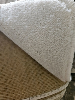 Carpet like new, off-white beige, 2.75 x 2.75 cm