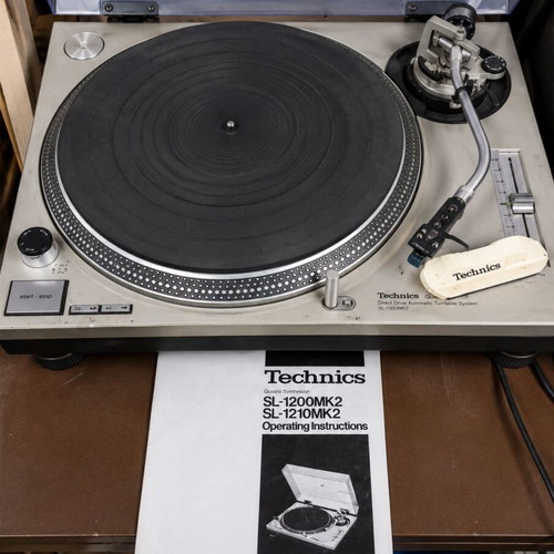 Technics SL-1200MK2 set used with Inkel mixer and professional speakers