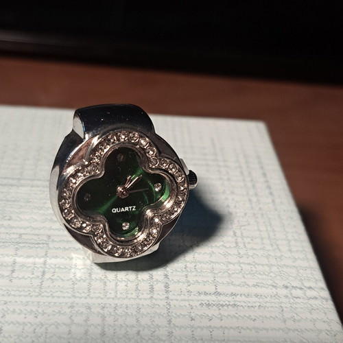 Quartz four-leaf clover ring watch with crystals, silver bracelet, green dial like new