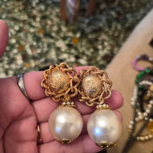 Faux bijoux set like new, white