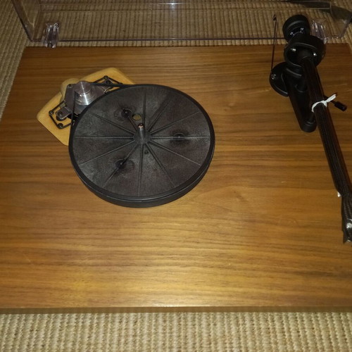 Pro-Ject Debut Carbon refurbished with SB, 2M red walnut/gloss white