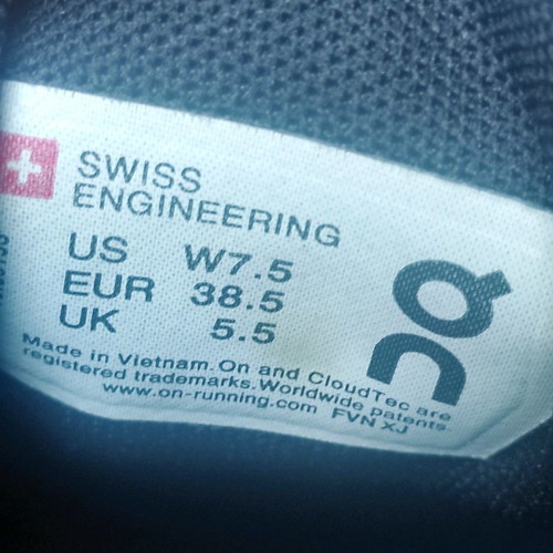 ON Cloud running shoes used, size 38.5, burgundy