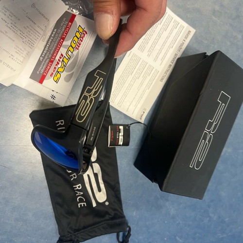R2 Model tr 90 sunglasses used, black and blue