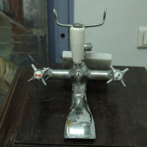 Bathtub faucet used from interwar period