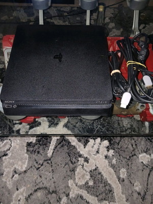 PlayStation 4 1TB като нов с кабели и подарък външен твърд диск