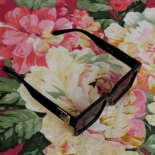 Sunglasses with mirrored lenses