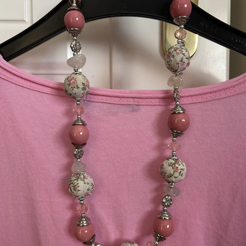 Set of 2 summer necklaces like new, white and pink