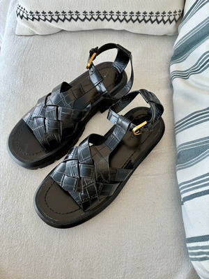 Massimo Dutti leather sandals size 39 like new black