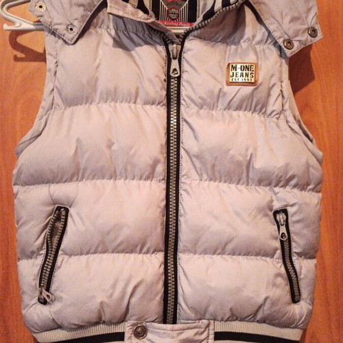 M-ONE sleeveless kids jacket silver like new, size S for 6 years old