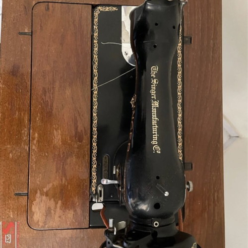 Singer sewing machine new condition, collectible