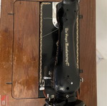 Singer sewing machine new condition, collectible
