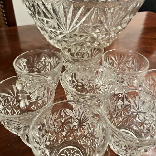 Vintage Arlington set with eight Anchor Hocking cups like new