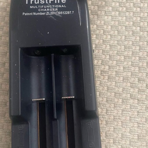 Battery charger like new with two rechargeable AA batteries