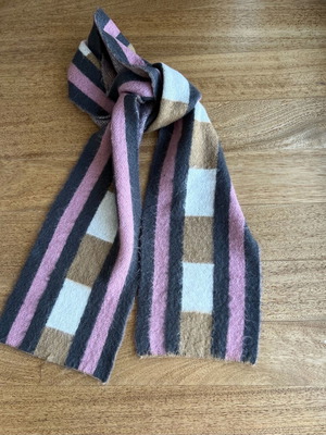 Women's scarf used in pink, gray and ecru colors