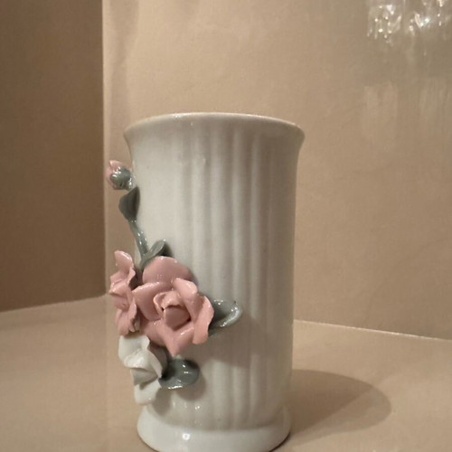 Porcelain vase with roses new