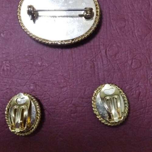 Vintage set brooch and clip-on earrings like new