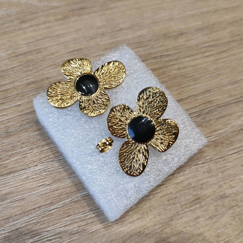 Gold-plated earrings new with black and gold color flower petal design