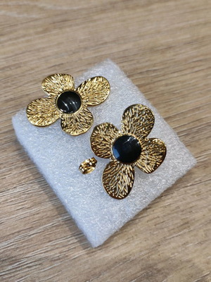 Gold-plated earrings new with black and gold color flower petal design
