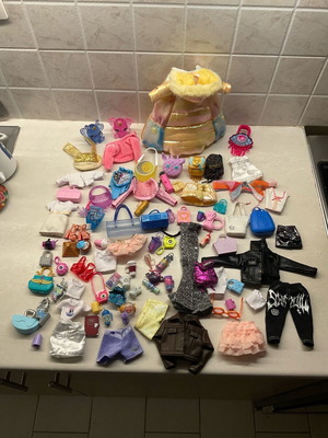 Rainbow High doll clothes like new with many accessories