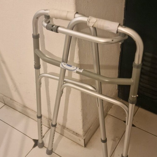 Mobiak Pi Aid and Crutches like new