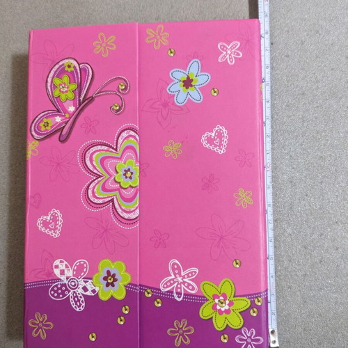 Small box with magnetic clasp used