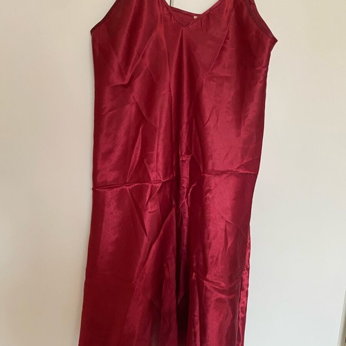 Nightgown like new with satin texture and adjustable straps