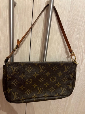 Louis Vuitton Pochette чанта за рамо употребявана с износване на ципа