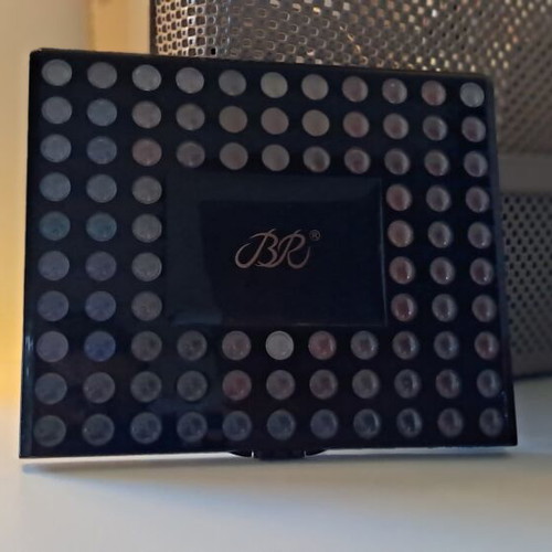 Eyeshadow palette with 98 shades like new