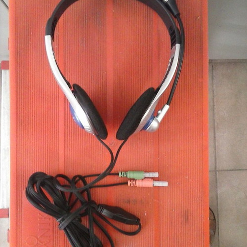 Headphones with microphone and volume control CH-1634