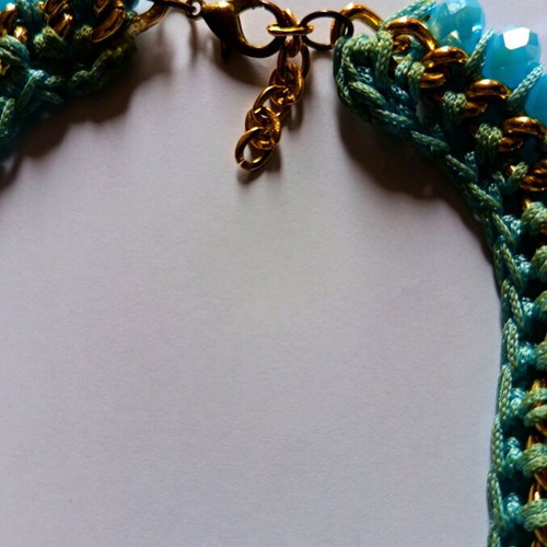 Vintage necklace like new with blue stones and gold details