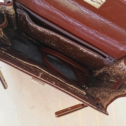 Brown handbag like new with classic design and unique clasp