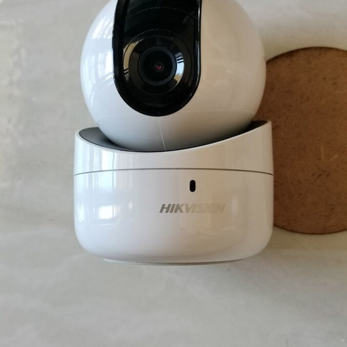 Hikvision DS-2CV2Q21FD-IW surveillance camera like new, 2 MP Full HD
