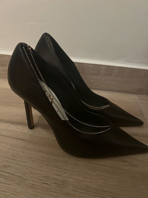 Zara pumps No38 like new with removable gold chain