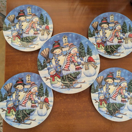 Christmas plates set of 5 like new